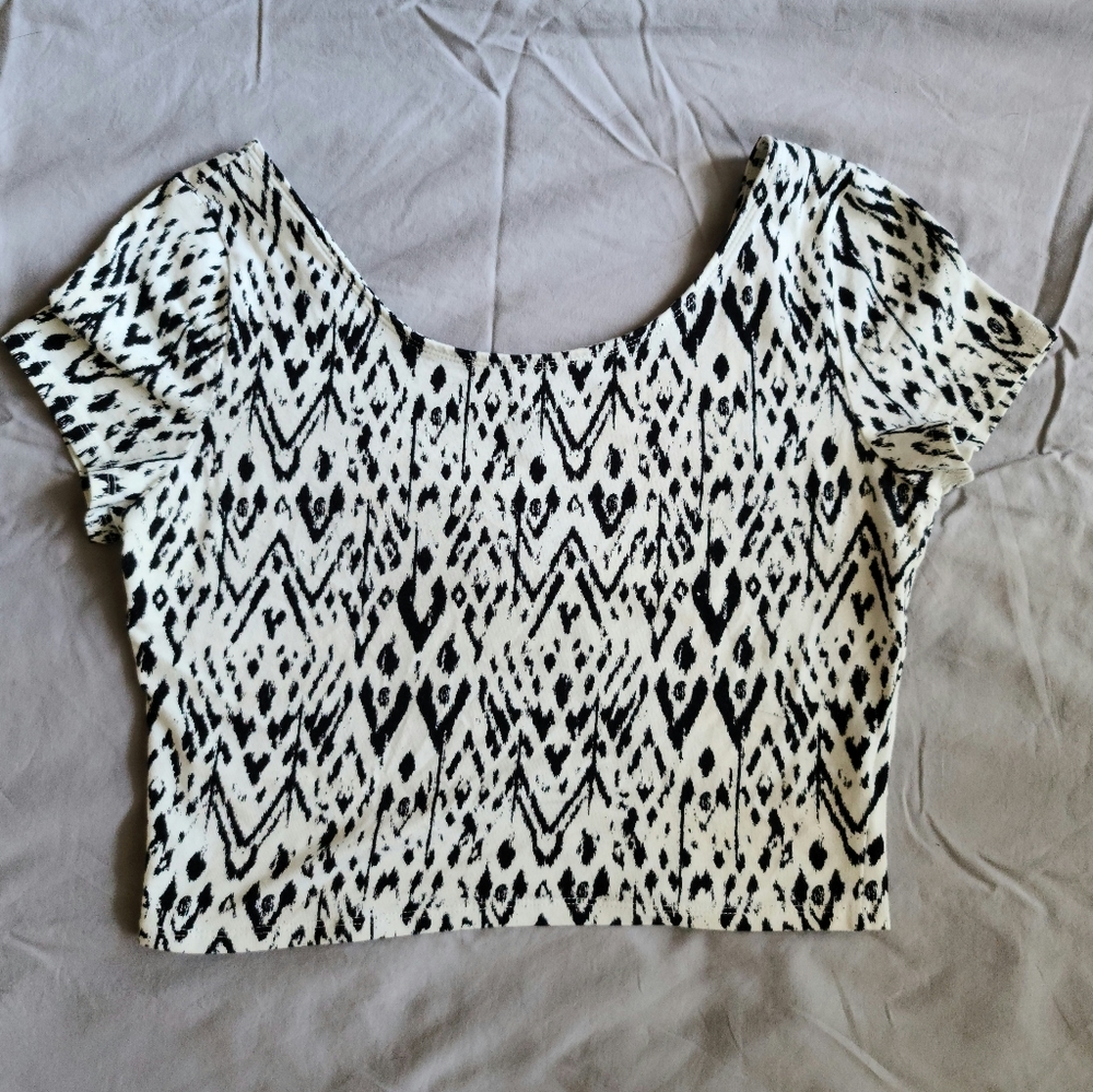 Cropped top black and white shirt